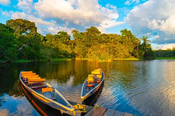 Patrimonio de la Humanidad en Perú: Guía de los 13 Sitios UNESCO 11 Boats on the river in Manú National Park, a UNESCO Natural World Heritage Site
