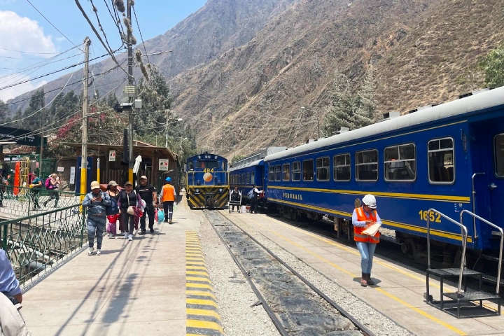 Ollantaytambo Peru: The Complete Visitor Guide to the Living Inca Town 10 Train departing from Ollantaytambo to Machu Picchu