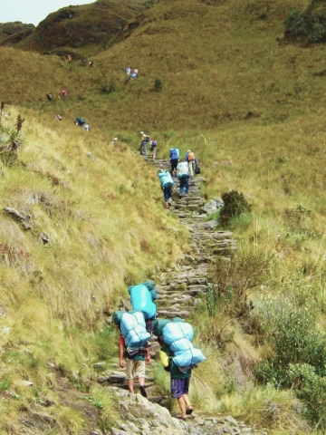 How Difficult Is the Inca Trail? Complete Difficulty Guide (Classic vs Short Trail) 1 Hikers ascending Dead Woman’s Pass on the Inca Trail