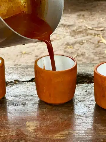 Secretos del Cacao en Cusco: Guía para Viajeros 3 Bebida tradicional de cacao servida en Cusco