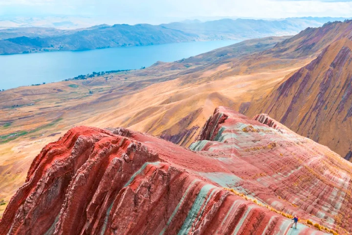 Pallay Punchu : la montagne arc-en-ciel la mieux préservée du Pérou 1 Pallay Punchu avec la lagune Langui-Layo en arrière-plan