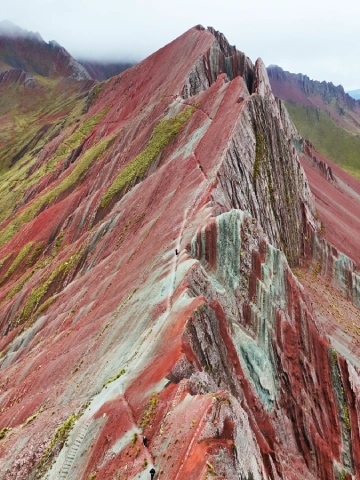 Pallay Punchu : la montagne arc-en-ciel la mieux préservée du Pérou 2 Crête montagneuse de Pallay Punchu avec des formations rocheuses colorées