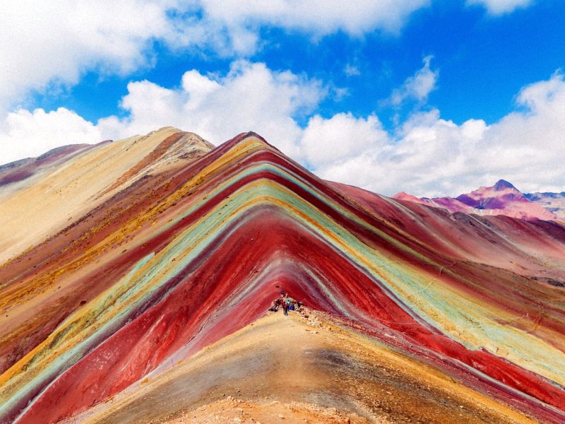 Vista panorámica de la Montaña de 7 Colores (Vinicunca), ubicada en los Andes de Perú, famosa por sus franjas de colores vibrantes